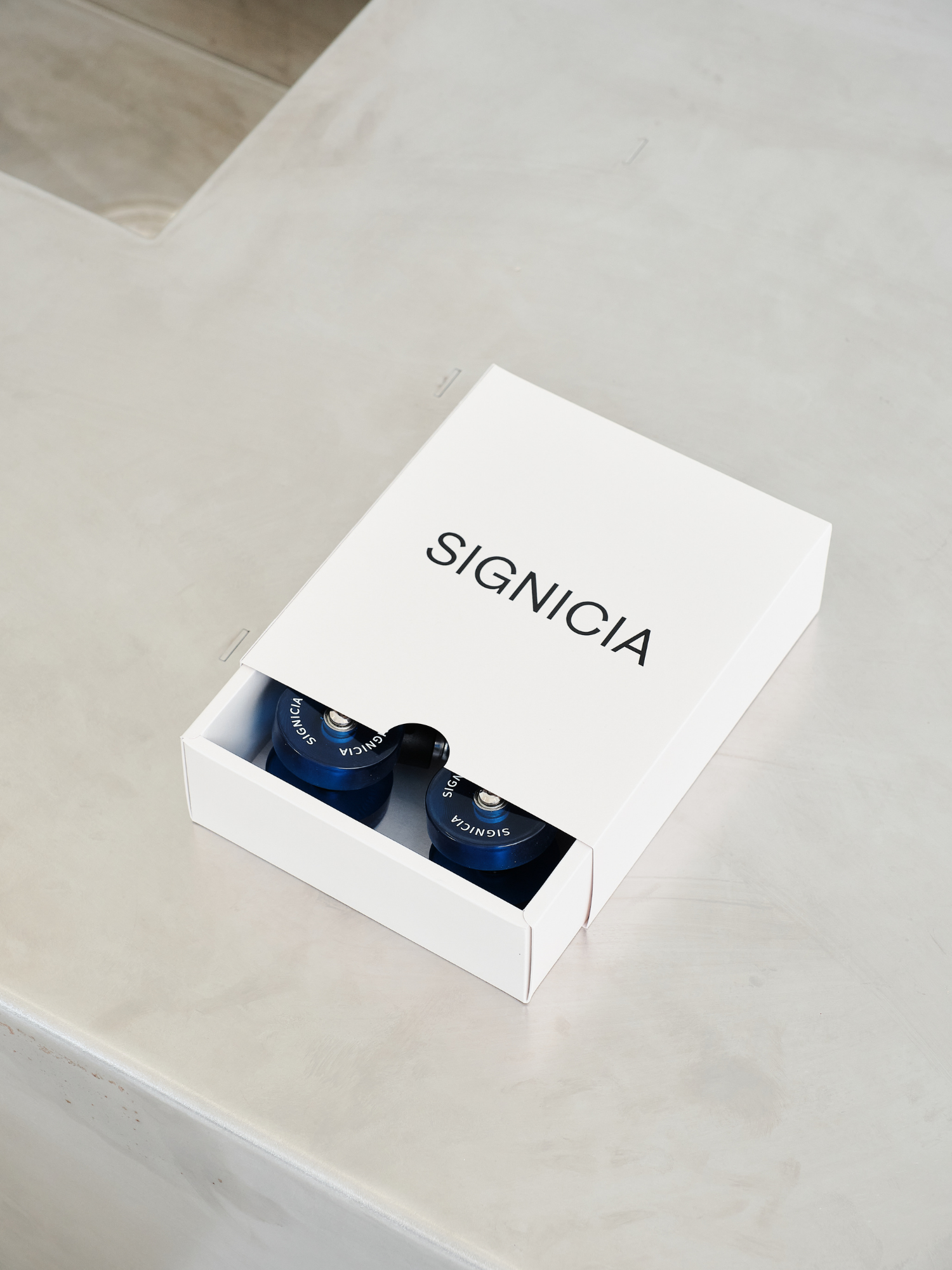 SIGNICIA Identity Capsule Set (Klein Blue) 4x Wheels, 2x Handle and 1x Luggage Tag